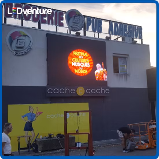 Telão LED flexível para exterior dobrável com tecnologia de montagem curva pode ser dobrado e instalado em edifícios ou locais especiais para mostrar um charme diferente